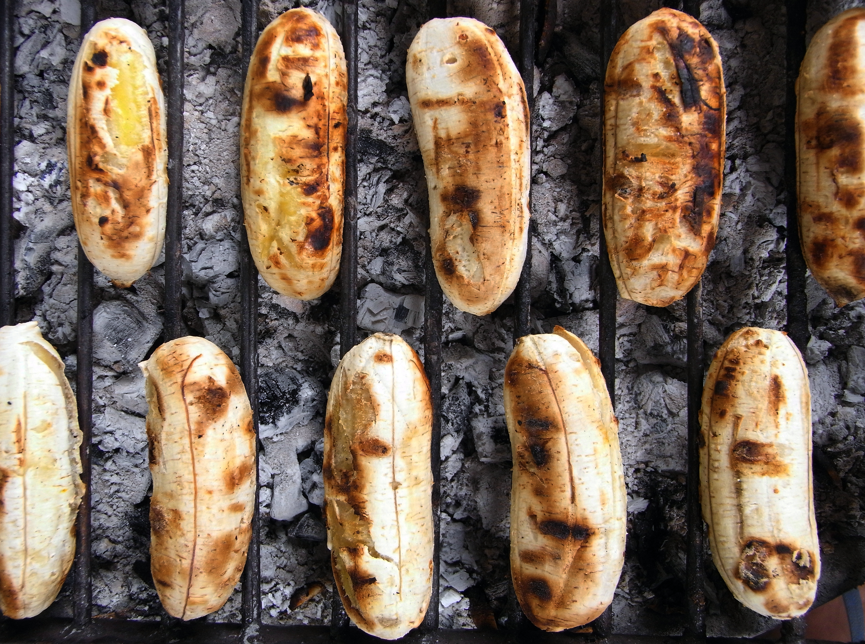 Grilled small bananas